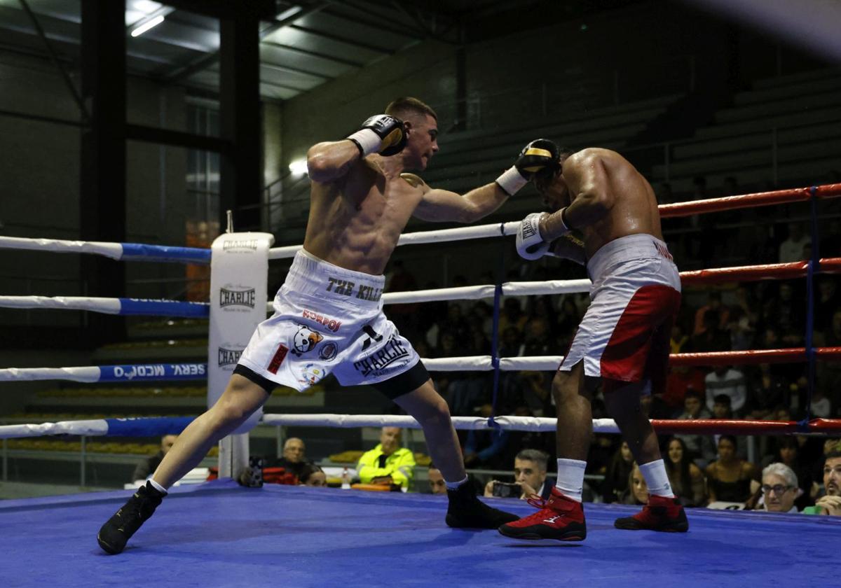 Ionut aprovecha la guardia baja de Blanco en pleno combate.