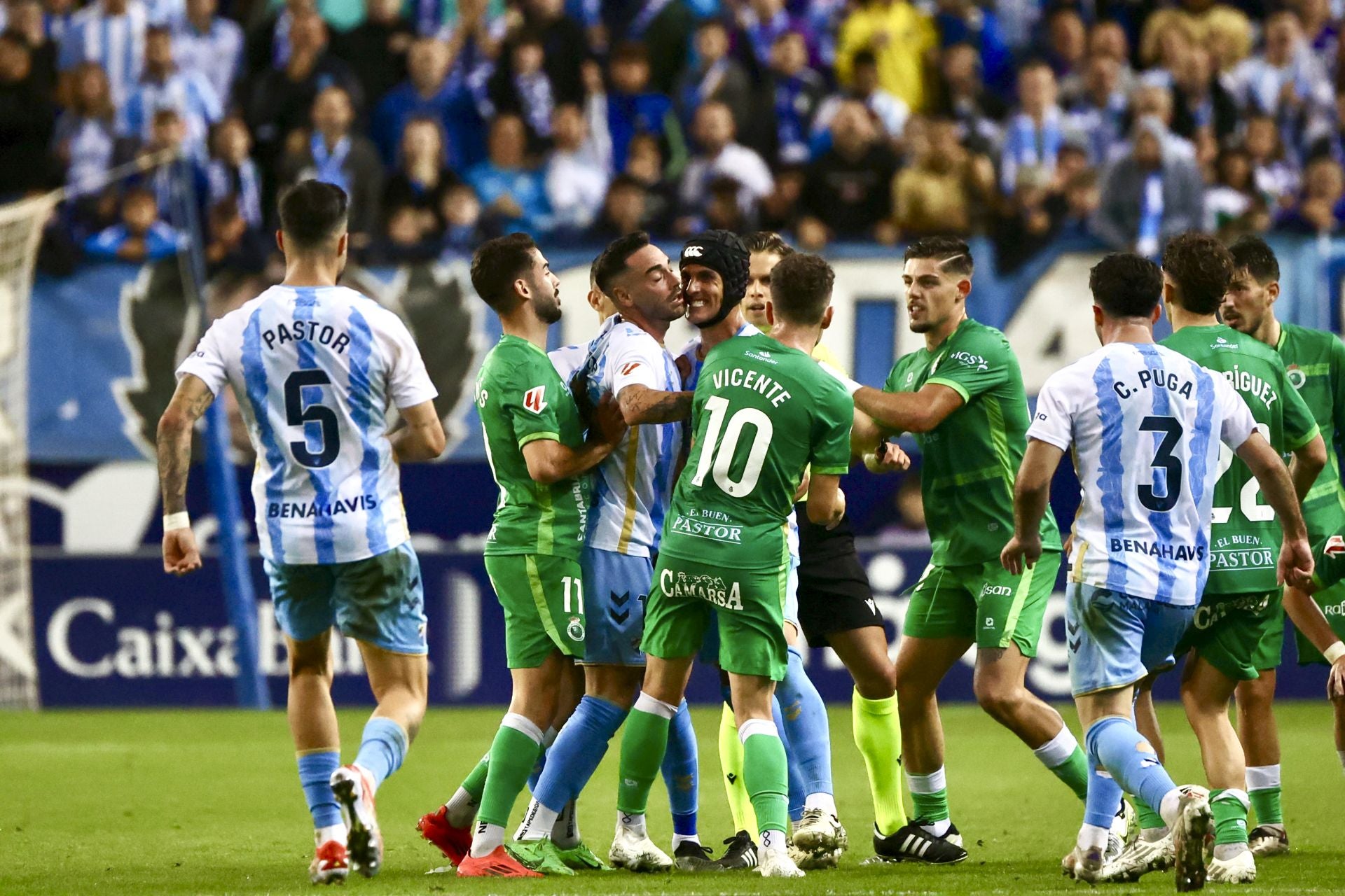 Los jugadores protagonizaron una pequeña tangana en la primera mitad.