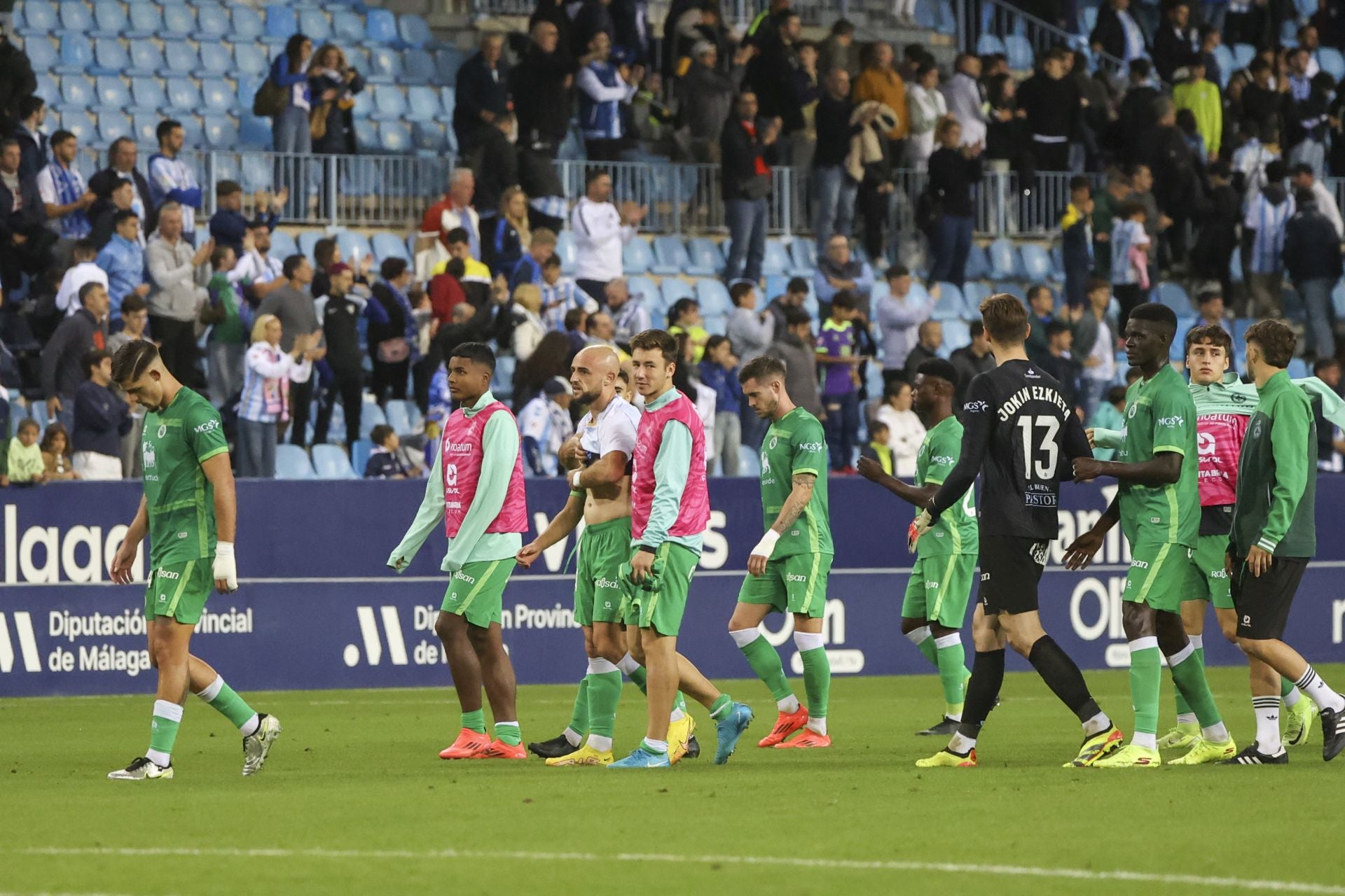 Los jugadores enfilan al vestuario al término del partido. 