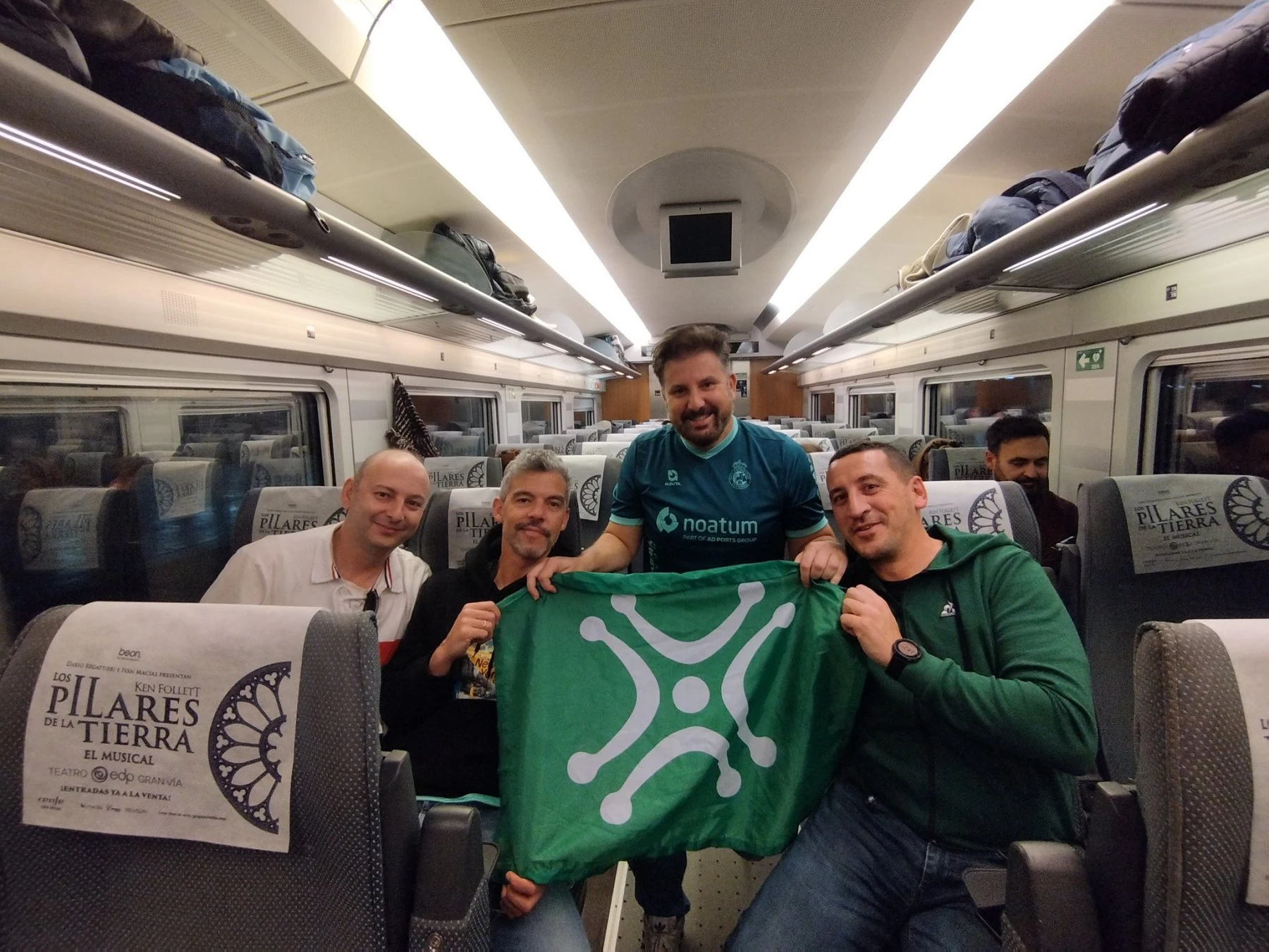 Dani Saiz, Chus López, Juanma Ibáñez y Roberto González en pleno viaje en Ave entre Madrid y Málaga. Todavía no sabían si llegarían al partido ni si les dejarían entrar en el estadio.