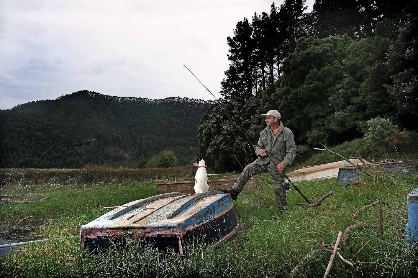 Amador Sordo Odriozola posa junto a su perro en el puerto del Sable, en Val de San Vicente. Lleva desde los catorce años viviendo en la costa occidental de Cantabria. Hoy, a sus 72 años, ve con nostalgia de otras épocas como apenas hay ya pescadores en la zona.