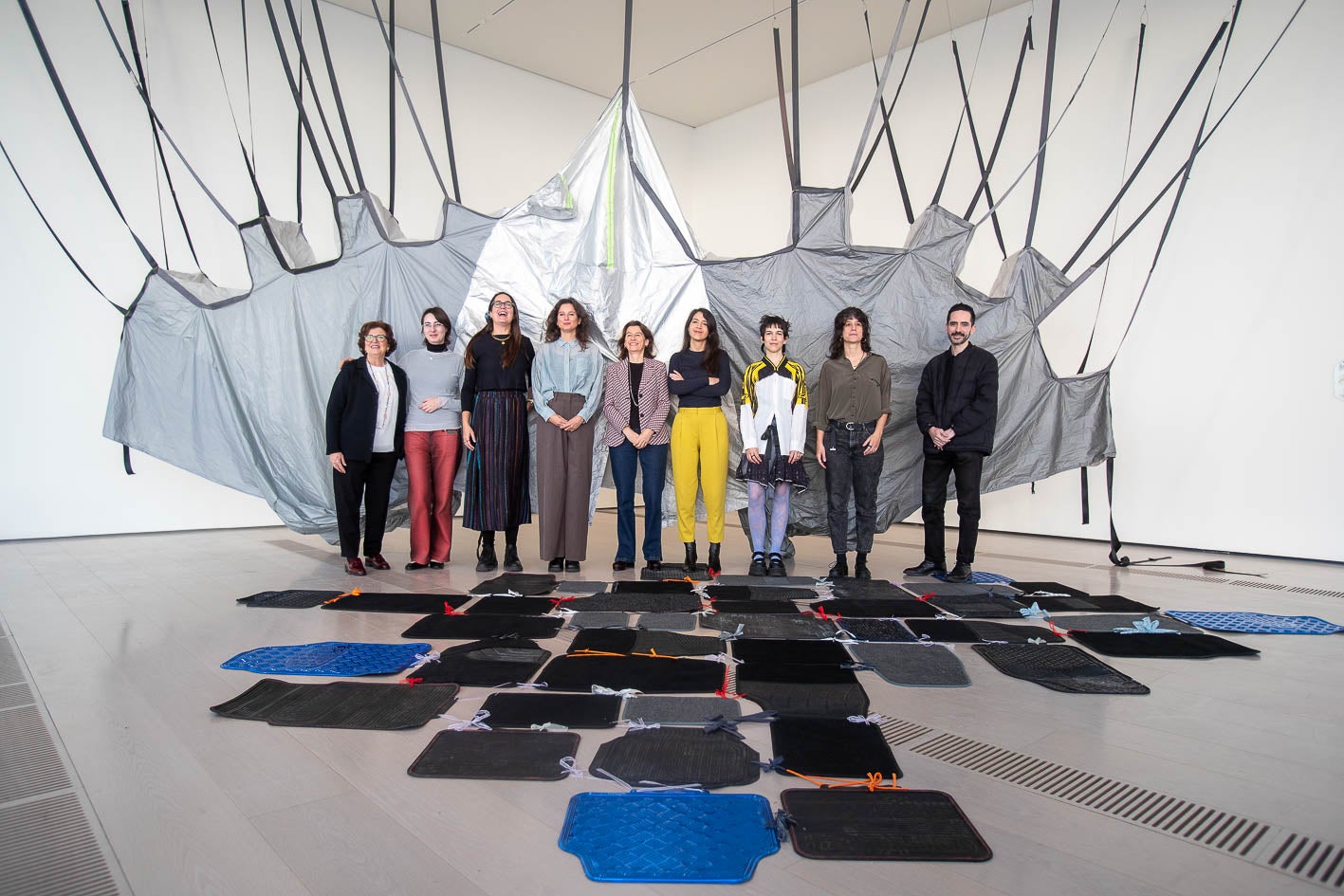 Los artistas becados en esta edición de Itinerarios, junto a la directora ejecutiva del Centro Botín, Fátima Sánchez, y las responsables del área de arte.