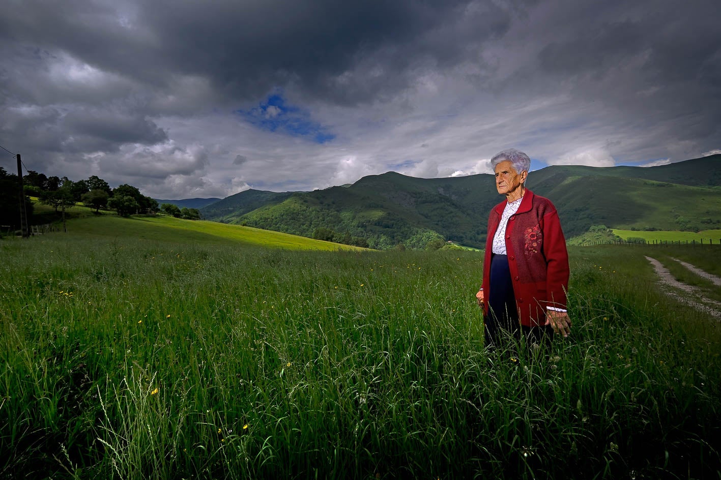 Concepción Fernández , la última habitante nacida en Llendemozó (Cabuérniga) observa con melancolía los vestigios de su pueblo que desapareció hace más de sesenta años. Hoy, entre ruinas, solo queda el recuerdo de un paisaje que en otro tiempo vibraba de vida y esperanza.