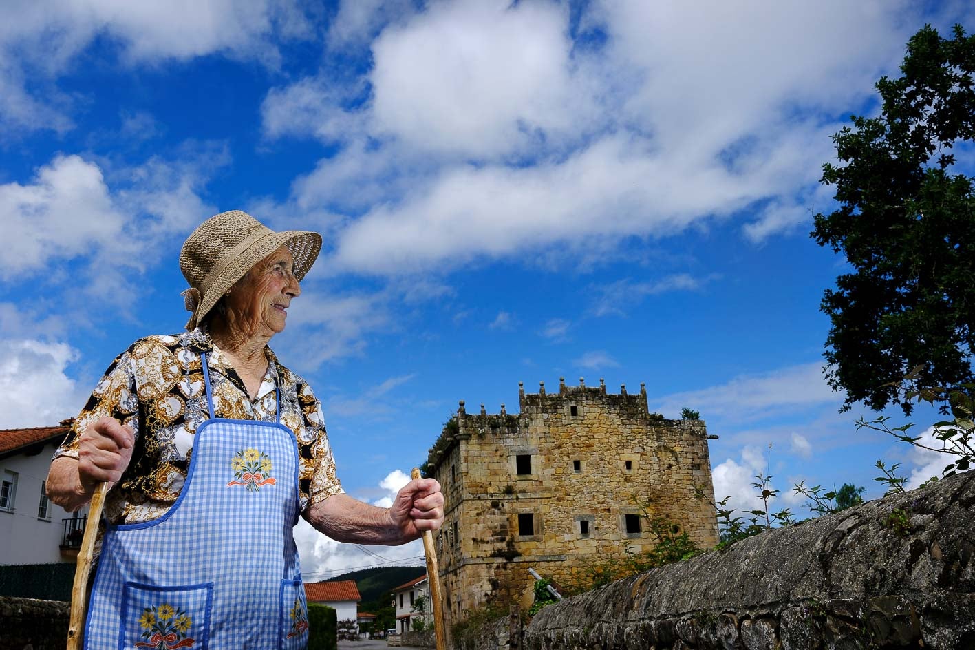 Sara Gutiérrez, vecina de Villanueva de la Peña (Mazcuerras), de 90 años, vive desde 1968 al lado de la torre de Hoyos, un edificio señorial que fue reconstruido en la primera mitad del siglo XVII. 