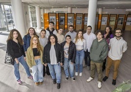 De izquierda a derecha, en la primera fila, Cristina Badía, Claudia Nieto, Lucía Maceiras, Paula Arroyo,Lorena Maza, Emiliano Castillo y Nicolás Gómez. De izquierda a derecha, en la segunda fila, Estefanía Liaño,Yanira Muñoz, Quique Ortiz, Inés Fernández, Óscar Juárez, Darío Encinas y Amanda Delgado.