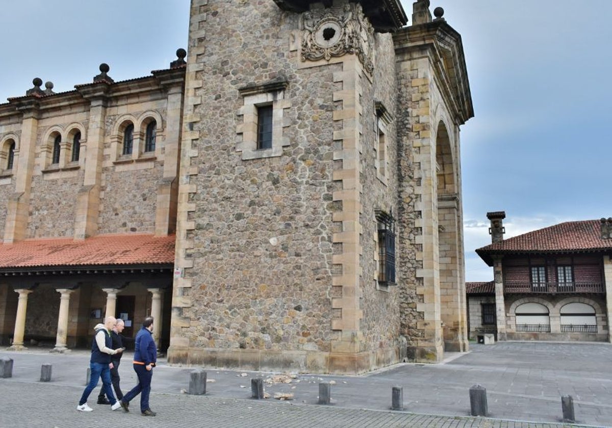 Alcalde, concejal de Seguridad y párroco comprobando el estado de la torre de la iglesia.