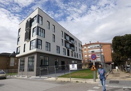 Un vecino camina junto al nuevo Hogar del Transeúnte, en la calle Pablo Garnica de Torrelavega.