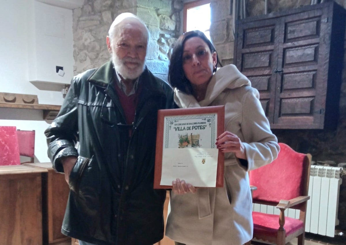 Imagen secundaria 1 - Los tres premiados recibiendo el diploma por parte de Javier Gómez y de Eva Cotera