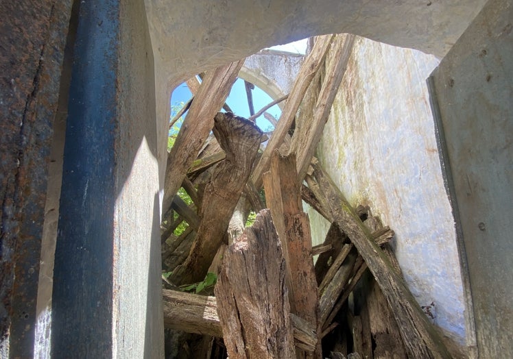 El tejado ha colapsado y caído al interior de la ermita.