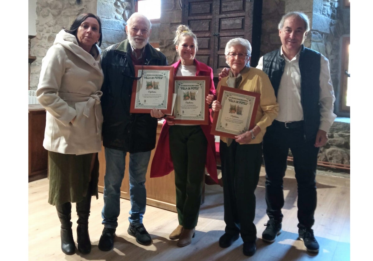 Javier Gómez y Eva Cotera con los premiados en esta edición