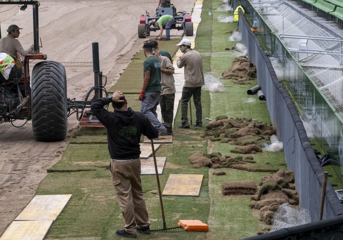 Operarios, durante la instalación de los tepes en septiembre