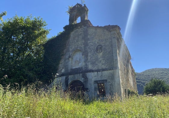 Exterior de la ermita Jesús, María y José en Rocillo, Liendo.