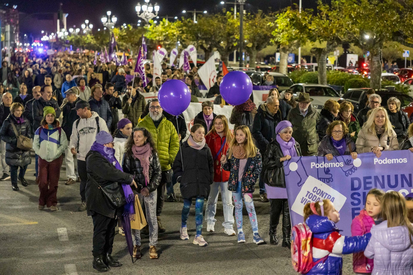 El color morado inundó el paseo de Pereda durante casi dos horas.