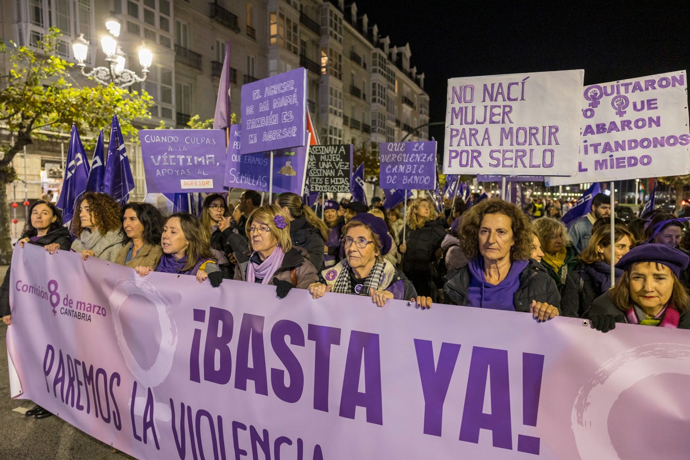 La Comisión 8M encabezó la manifestación.