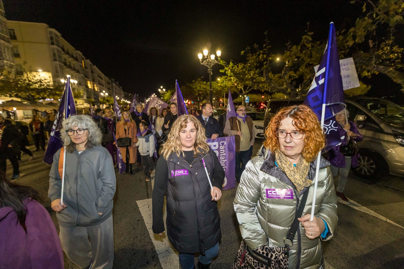 Mujeres, hombres, niñas y niños acudieron a la cita contra la violencia machista en Santander.