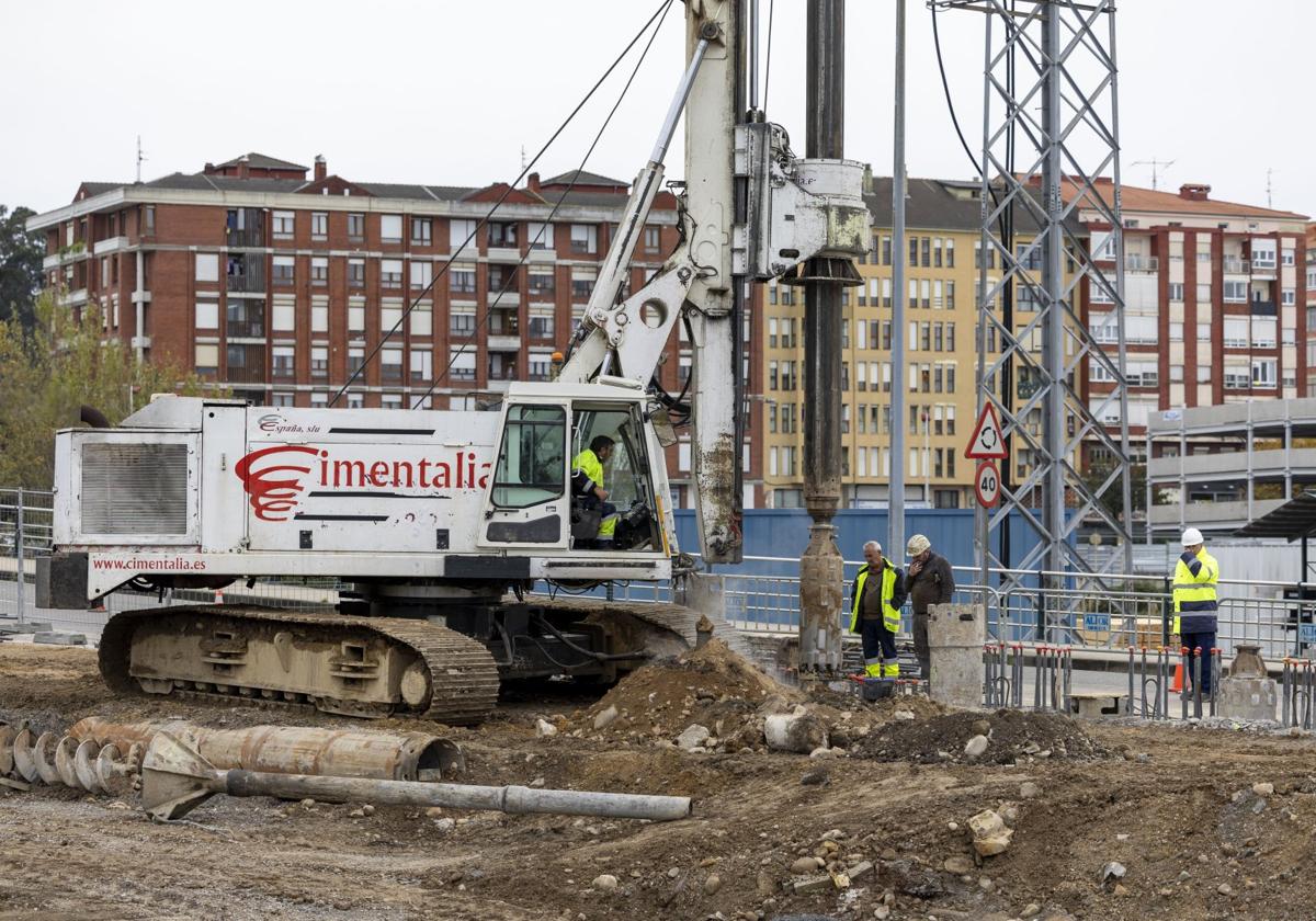 Obras de construcción del nuevo desvío ferroviario, ayer, en el Bulevar Ronda de Torrelavega.