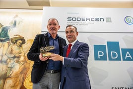 El director general de Solvay Química, Jorge Oliveira (izda), recoge de manos del presidente APD en Cantabria, Manuel Iturbe, el Premio Directivo del Año de Cantabria.