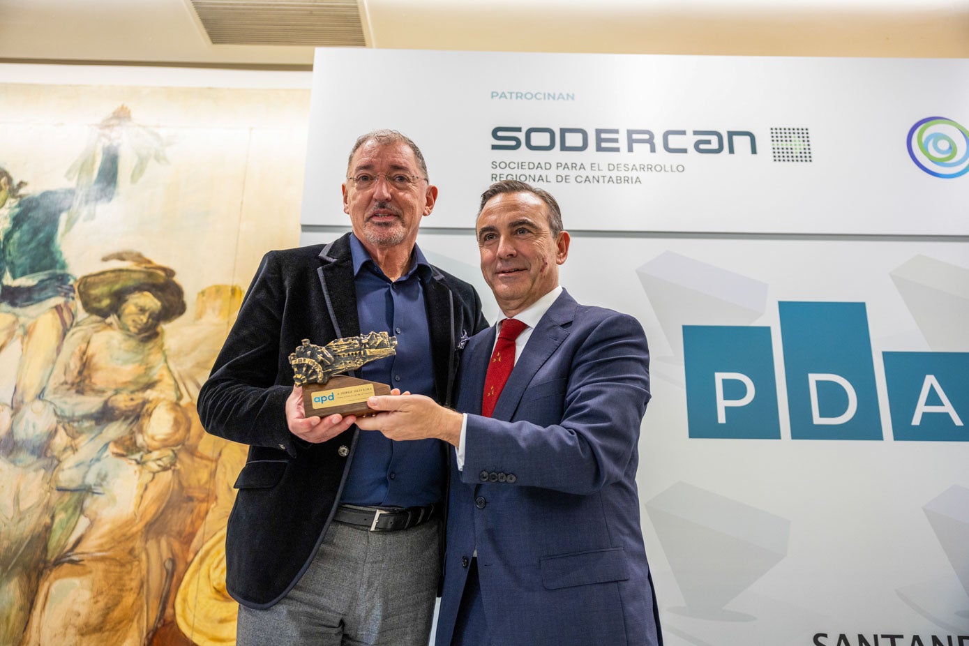 El director general de Solvay Química, Jorge Oliveira, recoge de manos del presidente APD en Cantabria, Manuel Iturbe, el Premio Directivo del Año de Cantabria 2024.