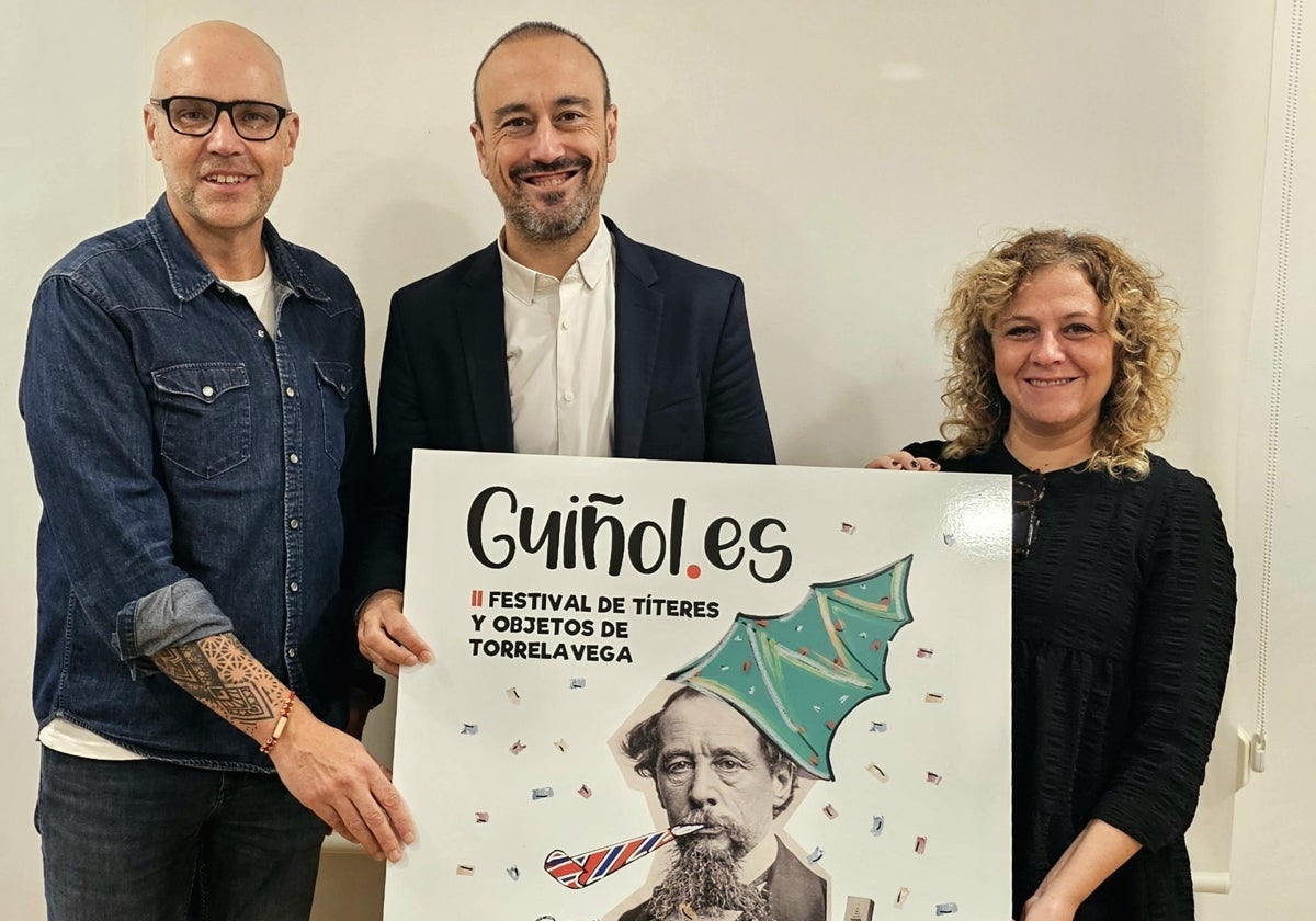 Luis del Río, Javier López Estrada y Patricia Portilla, este martes, con el cartel del festival.