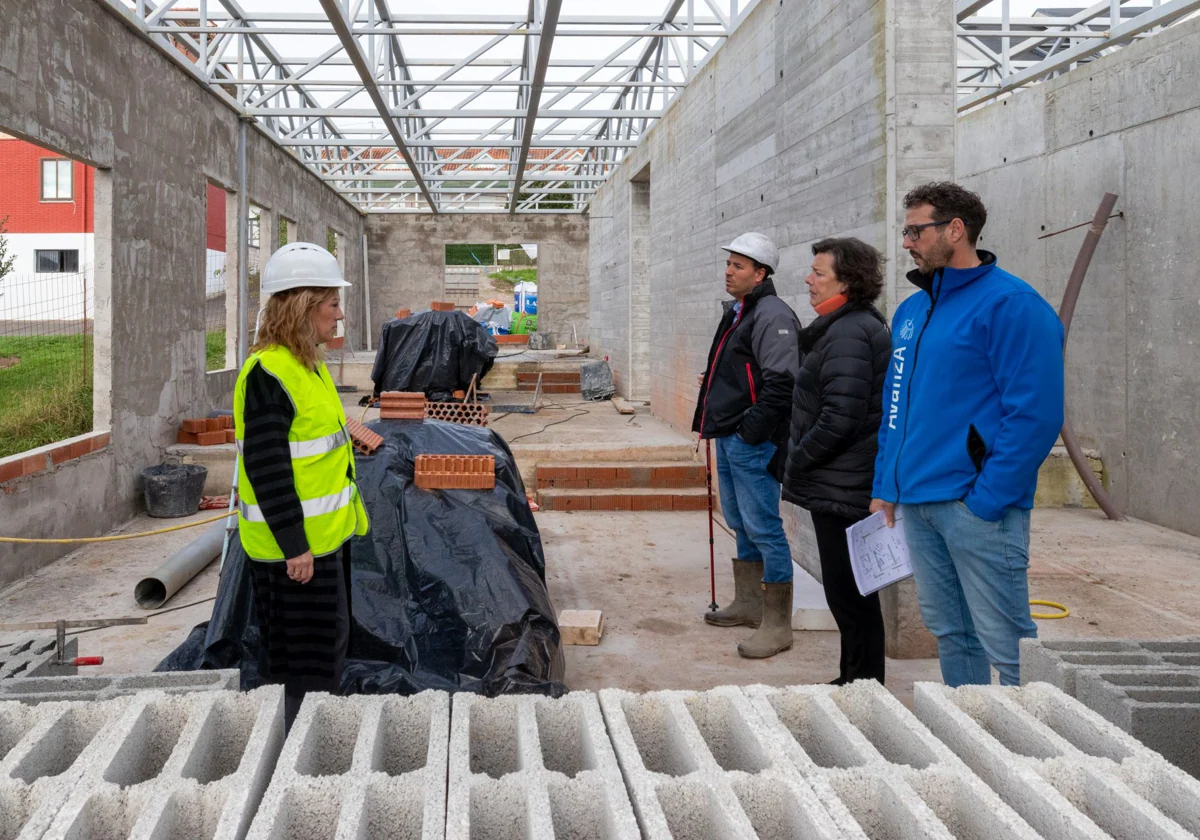 La alcaldesa visitó las obras acompañada de los técnicos.