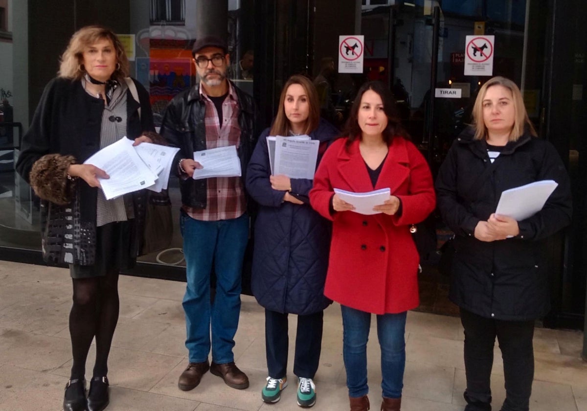 Los miembros de la Junta de Personal Docente, momentos antes de registras las firmas en la sede de la Consejería de Educación.