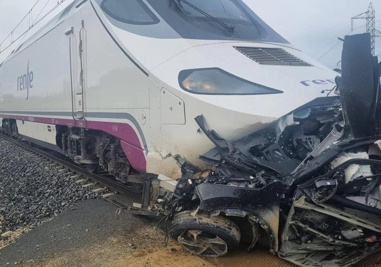 Estado en el que ha quedado el vehículo tras ser arrollado por el tren.