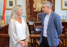 Susana Herrán y Pablo Zuloaga, durante una reunión en el Ayuntamiento de Castro.