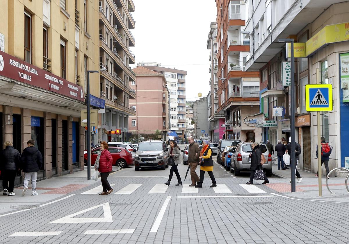 Vecinos transitan por la calle Alonso Astúlez, en la confluencia entre esta vía y Julián Ceballos.