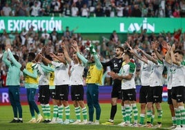 Los jugadores del Racing saludan a La Gradona tras la victoria liguera ante el Sporting.