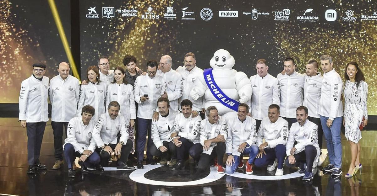 Foto de familia de los triestrellados, este año uno más, llegando a dieciséis el número de restaurantes con la máxima distinción. A la izquierda, el cántabro Jesús Sánchez.