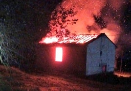 El fuego arrasó el techo de madera de la cabaña.