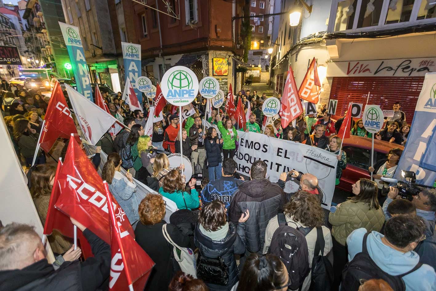 La Junta de Personal Docente ha leído el manifiesto ante la sede de la Consejería de Educación, en el Río de la Pila. «No somos ocho, somos ocho mil», han coreado los docentes, en relación a los delegados encerrados en Peña Herbosa desde hace algo más de una semana.