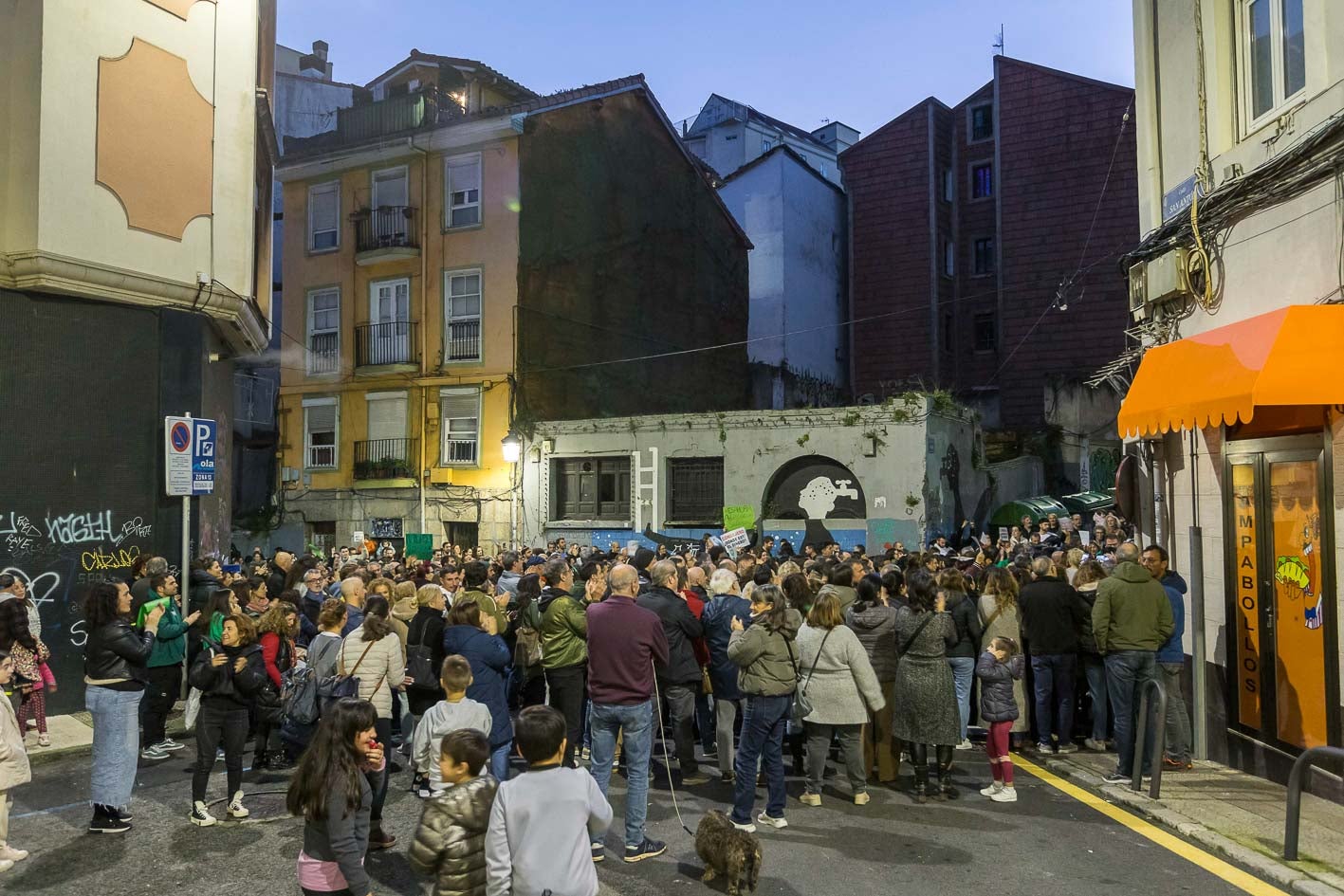 Vista de la concentración desde una de las calles perpendiculares al Río de la Pila, en el centro de Santander. 