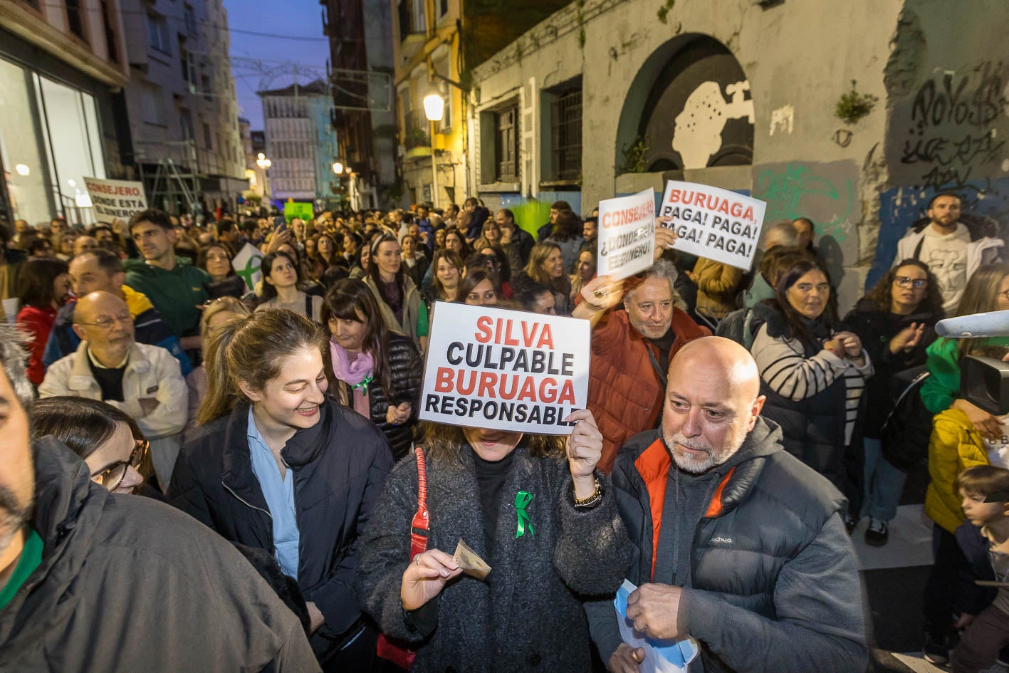 Los docentes han coreado consignas y también las han mostrado en pancartas y carteles. 