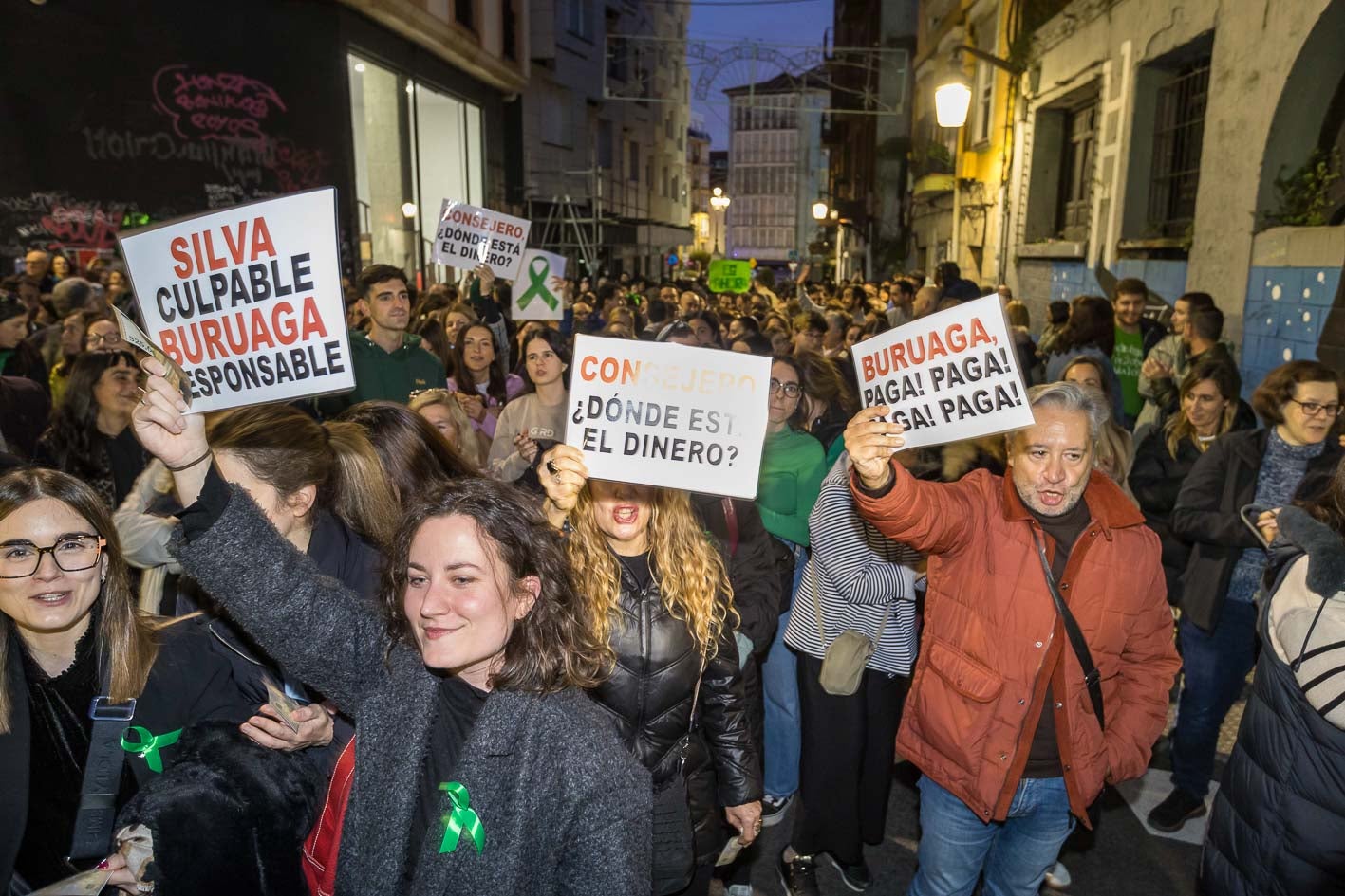 Los docentes concentrados en el Río de la Pila reclaman a Educación que les presente una propuesta «concreta» para negociar la adecuación salarial. «Si no hay propuesta, sigue la protesta».