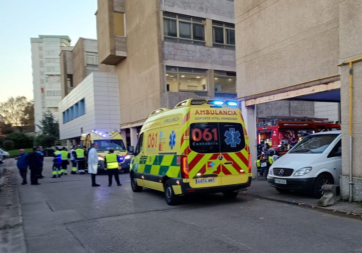 Bomberos y 061, esta mañana, en la Facultad de Medicina.