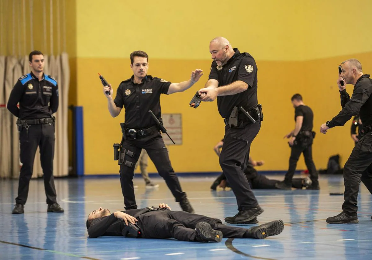 Policías locales de diferentes cuerpos municipales realizan un curso de uso de pistolas eléctricas.