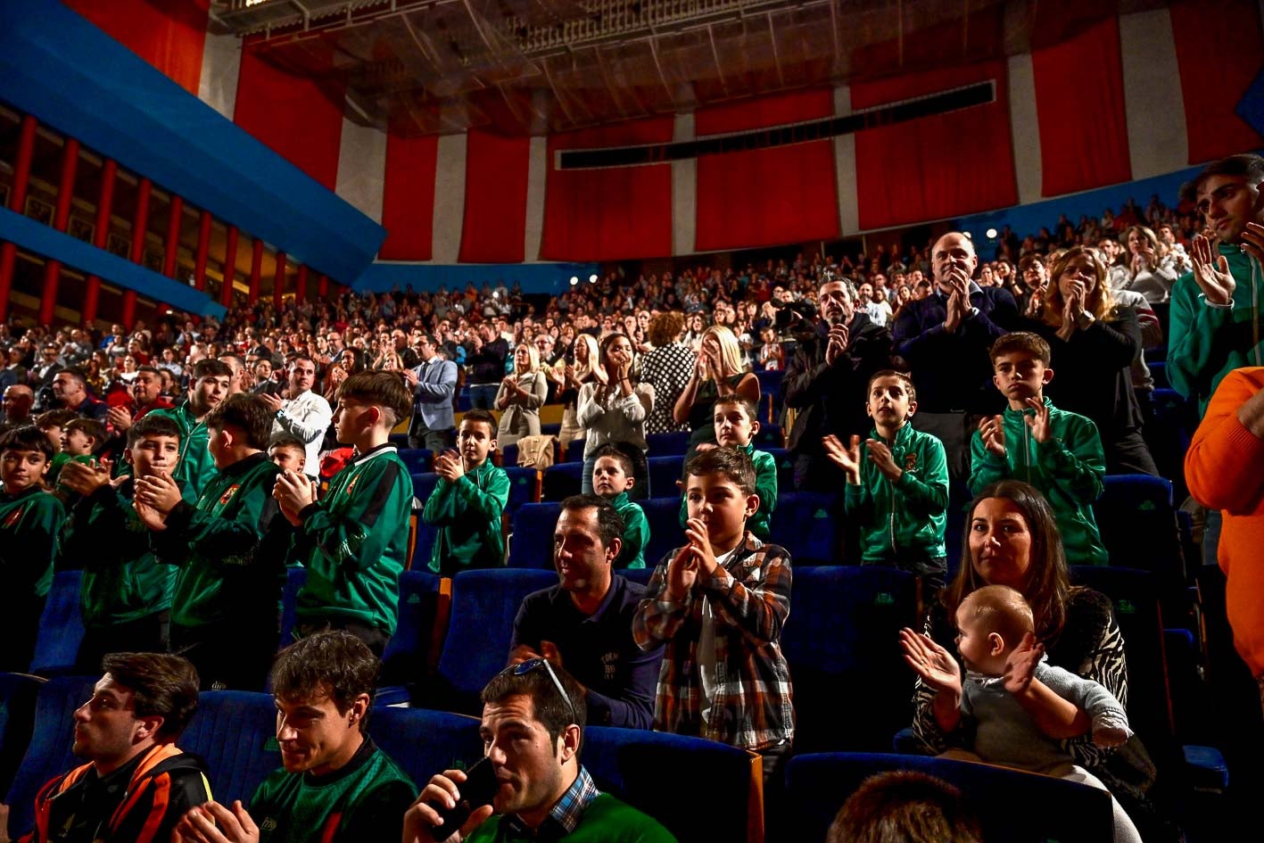 Público y deportistas en la Sala Argenta.