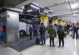 Pasajeros aguardan su vehículo en la estación de autobuses de Santander.