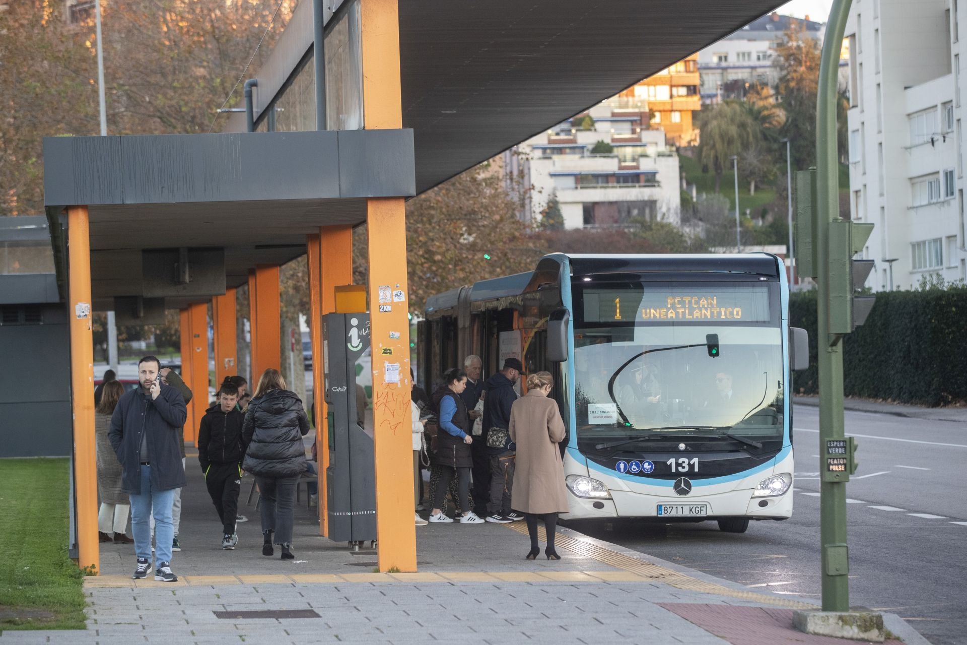 Las líneas del TUS han criculado con normalidad salvo retrasos puntuales en algunas de las frecuencias. En la foto, hora punta en el Intercambiador de El Sardinero. 