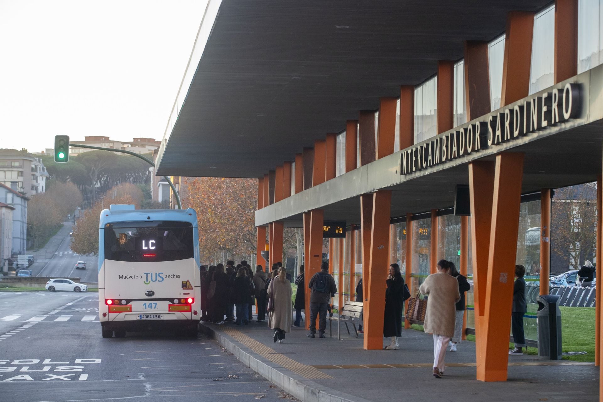 Un grupo de pasajeros espera para entrar en la línea Central, que une el Intercambiador de El Sardinero con el de Valdecilla. 