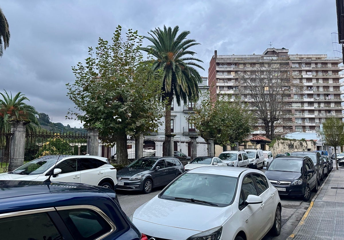 Vehículos estacionados en el centro de Laredo.