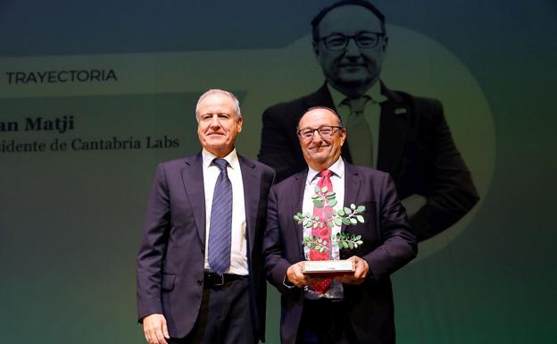 El consejero de Innovación, Eduardo Arasti y Juan Matji, con el premio.