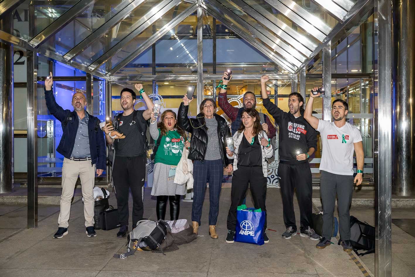 Los delegados sindicales han abandonado la sede del Gobierno en Peña Herbosa esta tarde. Se trata de Diegu San Gabriel y Miluca Berberana (STEC); David Aguirre, Alberto López y Conchi Sánchez (CC OO); David Martín (TU), y Sandra Garrido y Víctor Terceño (ANPE).