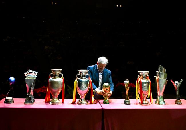 José Ángel Peláez, presidente de la RFCF coloca los trofeos.