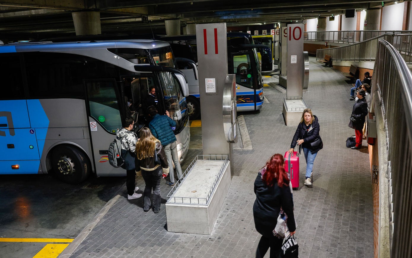 Imagen general de los pasajeros esperando a los primeras frecuencias de la mañana en la estación de Torrelavega, donde apenas se ha percibido la reducción de frecuencias. 