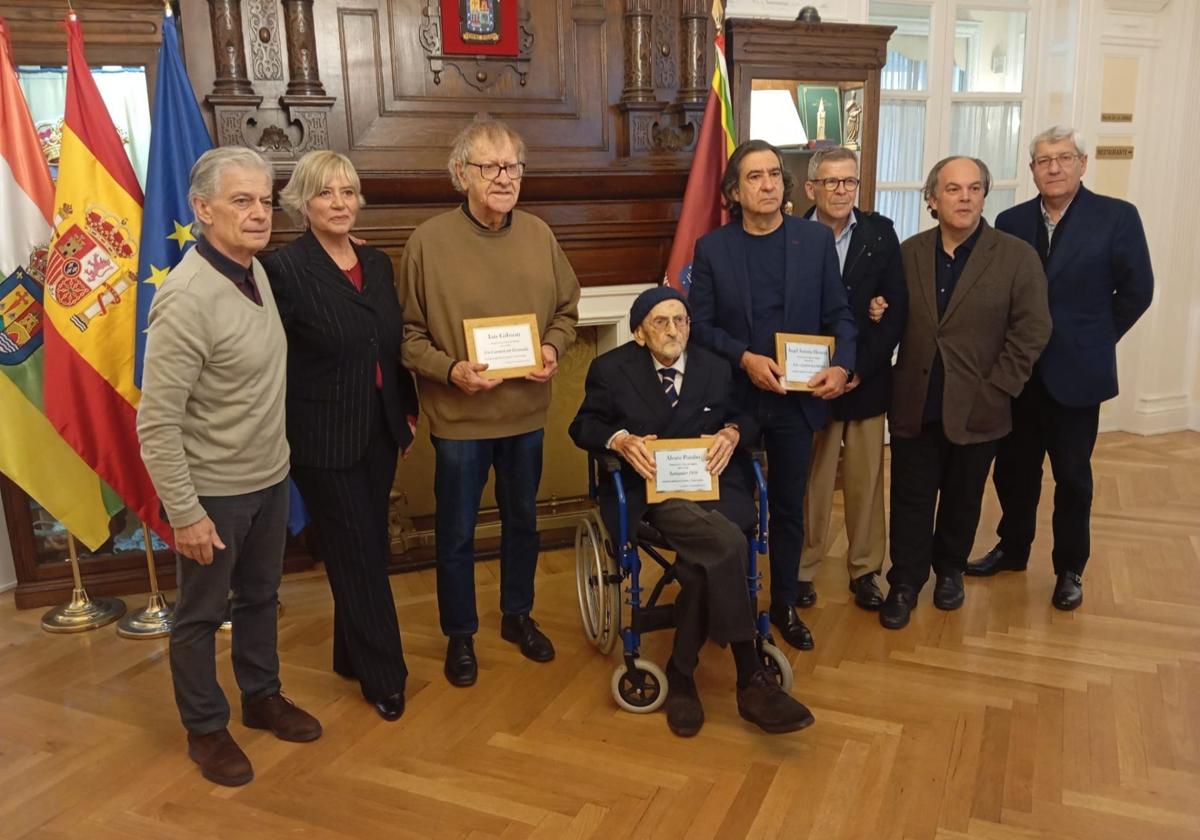 Álvaro Pombo posa con los premiados de la Crítica de Madrid.