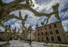 Plaza del Ayuntamiento de Ruiloba en el barrio de La Iglesia.