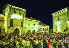 Cientos de personas abarrotaron el centro y las distintas calles de Santillana del Mar durante la tarde-noche.