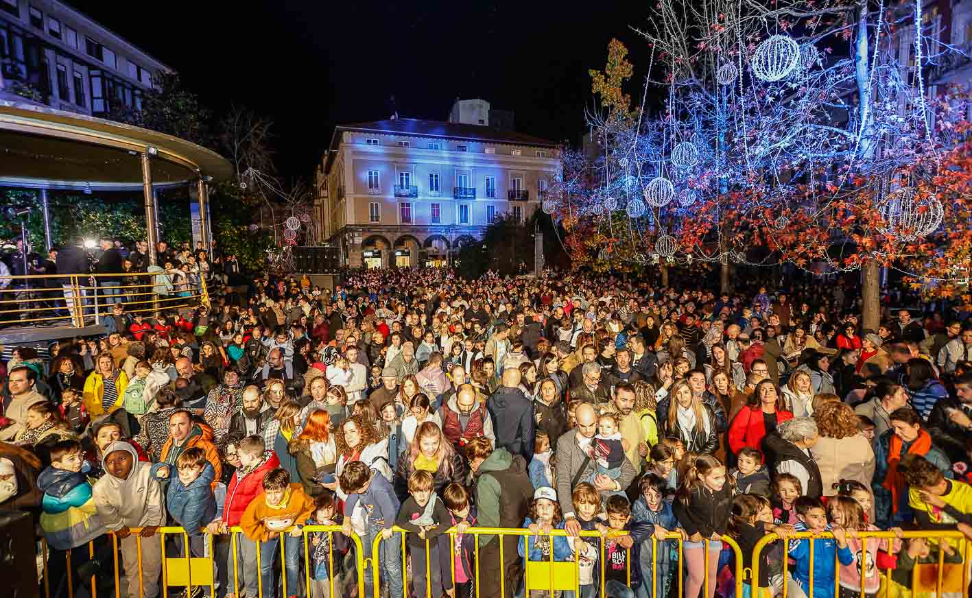 Miles de personas han abarrotado la Plaza Mayor y calles adyacentes, antes y después del encendido del alumbrado navideño. 